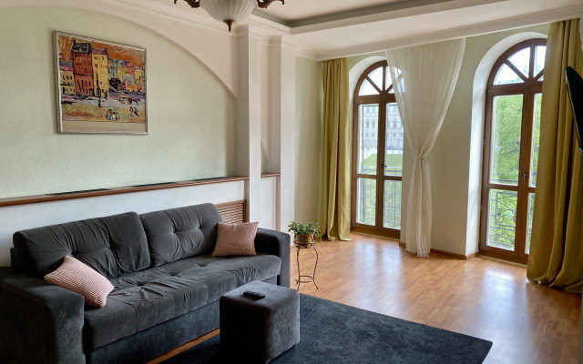 Апартаменты с французскими балконами на Чёрном озере