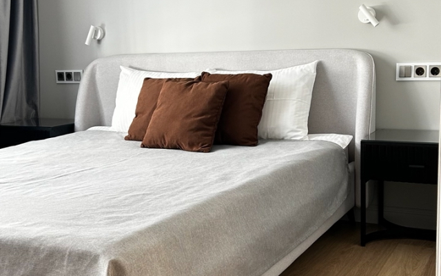 Stilnaya ot dizaynera u ozera Flat
