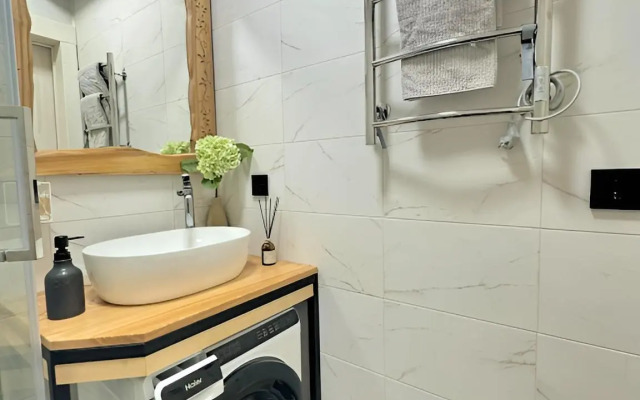 Частный дом с чаном в лесу