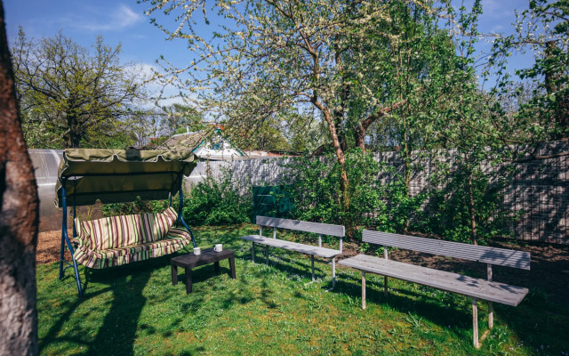 V Tsentre Goroda S Zelenym Sadom Private house