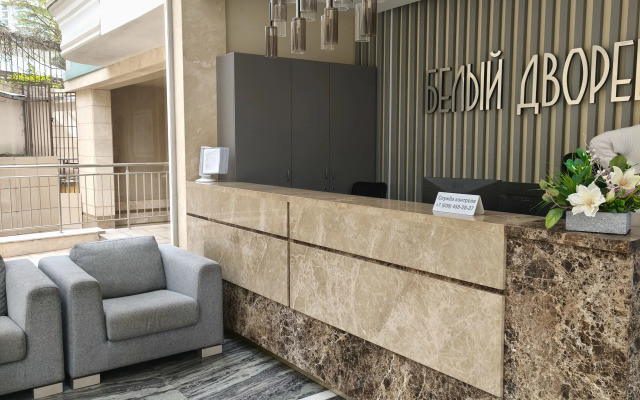 Stilnaya dvukhkomnatnaya kvartira s bolshoy terrasoy i vidom na more Flat