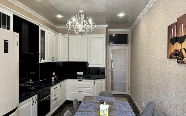 145 S Balkonom I Vitrazhnym Ostekleniem Flat