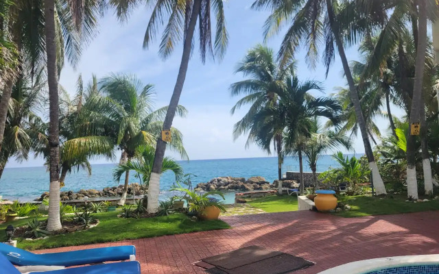Chrisanns Beach Resort Apartments