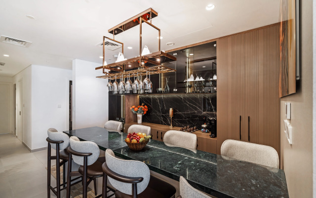 Skyline Vista 3-Bedroom Haven with Lagoon Retreat Apartments