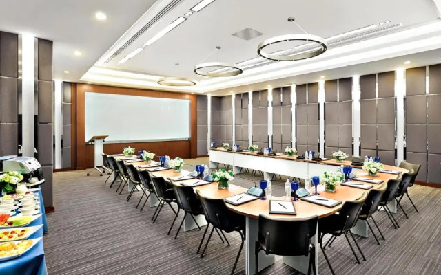 Отель Centre Point Hotel Sukhumvit 10