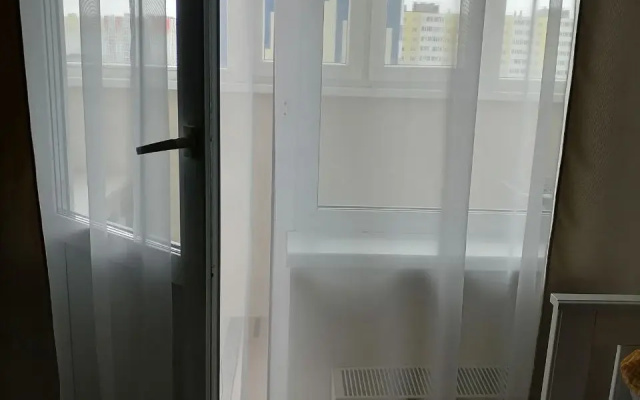 Kvartira Cestnaa s balkonom Cetyre Ugla vozle TC Aura