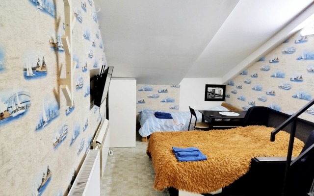 u Griboedova s kodovym dostupom lichnoi kukhnei i ubornoi Flat