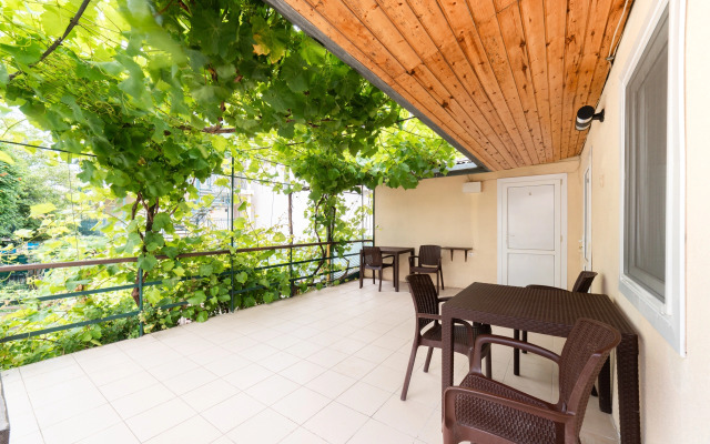 Yuzhny Guest House
