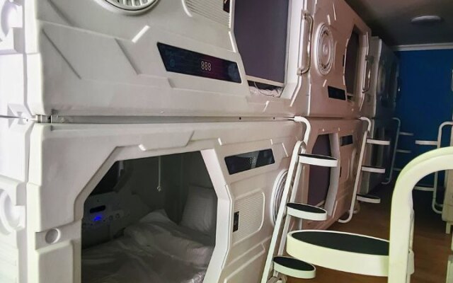 Capsula  Hostel