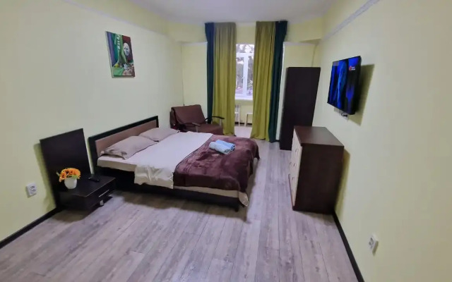 Апартаменты на улице Пушкина, Макатаева