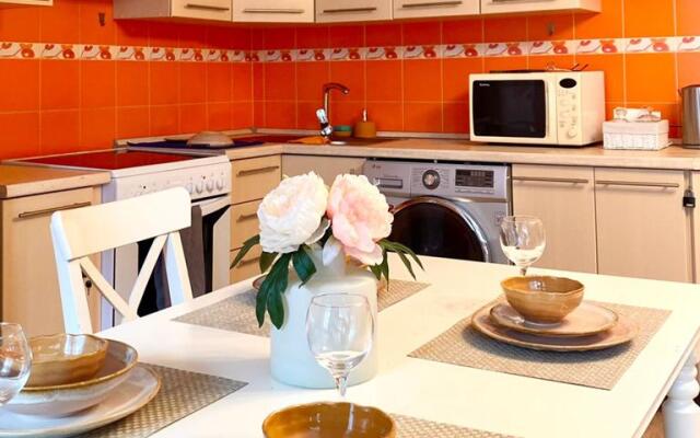 Sapfir s Zakrytym Dvorom, Ryadom s TTS Ostrov, Mat i Dity Apartments