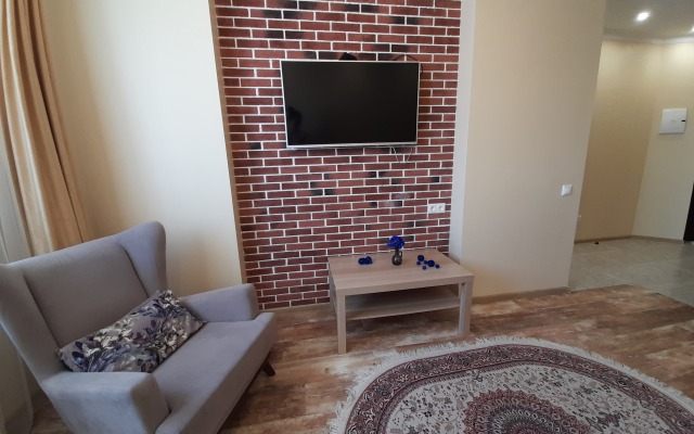 Dizaynerskaya 2-h komnatnaia studiya v elitnom ZHK Apartments