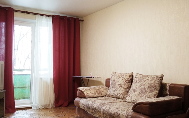 2-H Komn. Molodogvardejtsev 26 Flat