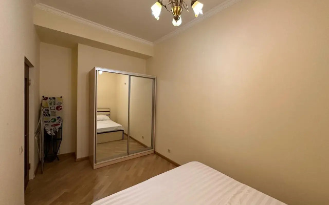 2-K v Novostroyke, Ulitsa Arama, Di480 Flat