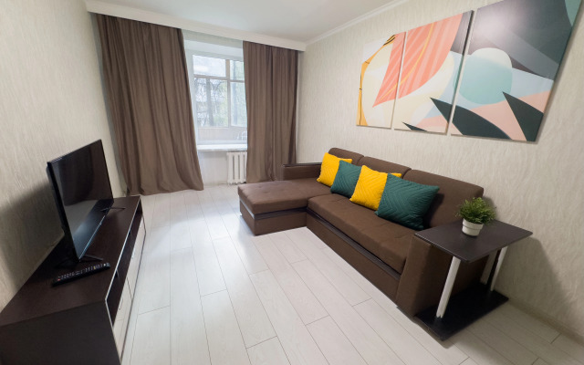 Na Vokzalnoy Ulitse 3-83 Flat
