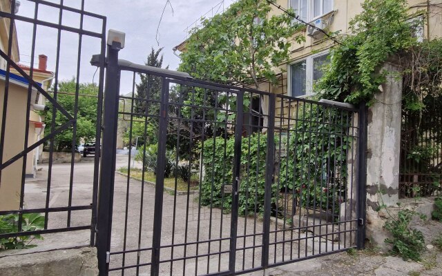 Schastye Zhit V Tikhom Tsentre Sevastopolya Apartments
