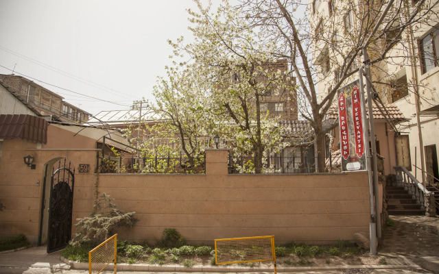 Hin Yerevantsi Hotel