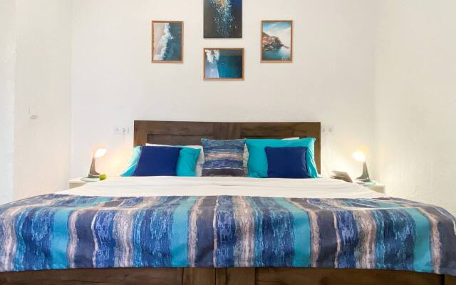 Happiness Live in the center of Sevastopol Apartment
