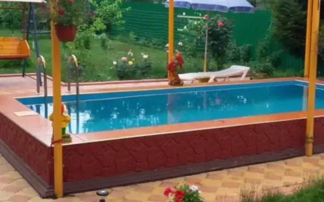 S Basseynom, Verandoy I Sadom Private house