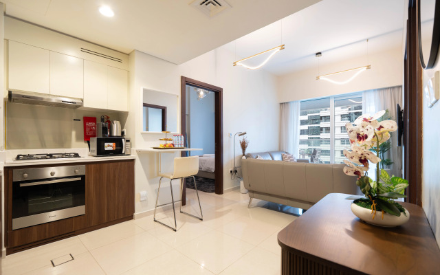 Keyrock Chic 2BR Escape Pool & Lake View Apartments