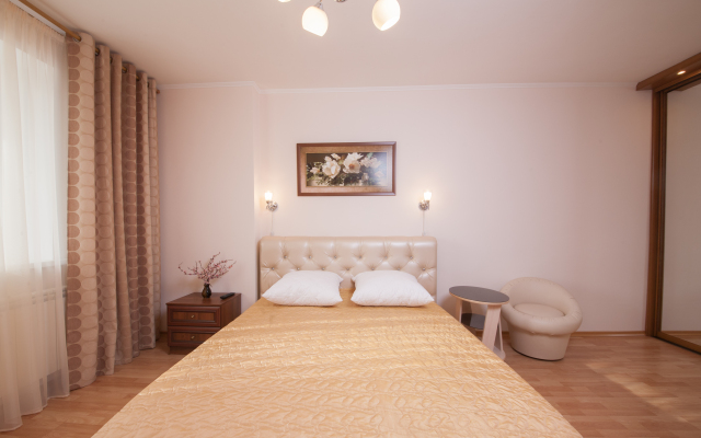 Na Vodopyanova Apartment