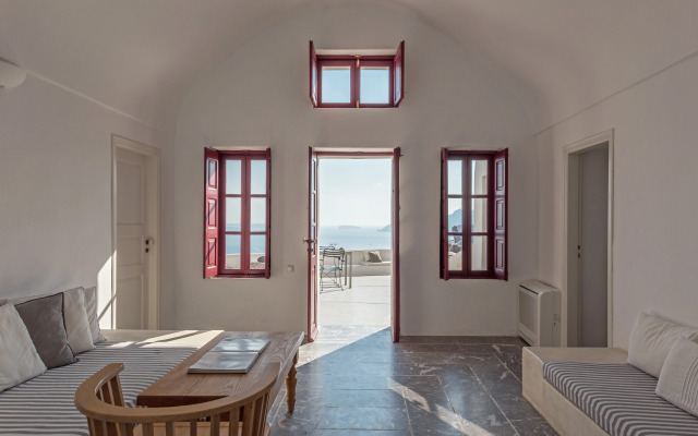 Parathira Cave Houses by Oia Villa