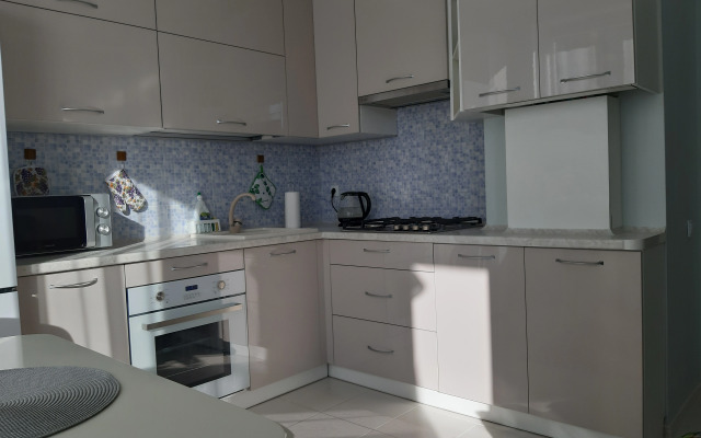 Uyutnaya kvartirka u ozera Flat