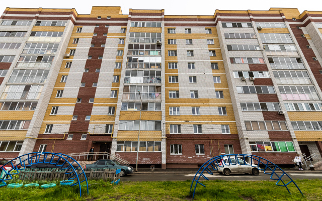 V 10 Minutakh Ot Kremlya Flat