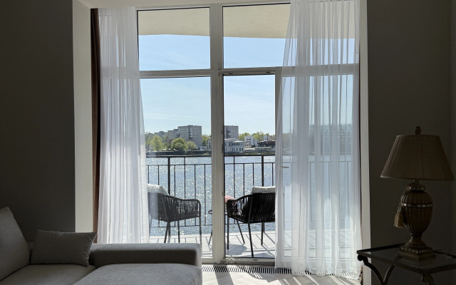 Shikarnaya na Naberezhnoy Verkhnego Ozera Flat