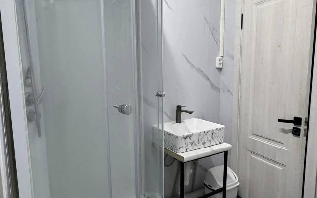 Luchshiy  Na Zhandosova Hostel
