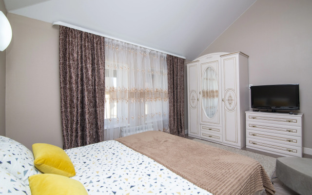 Апартаменты Трехкомнатная квартира на ул. Колхозной 112