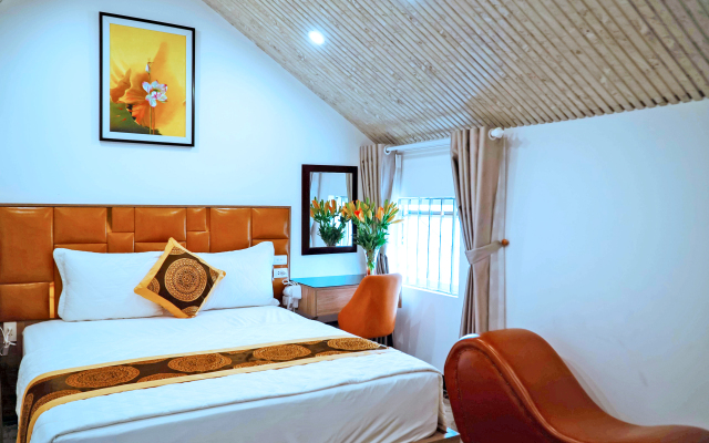 Queen Hotel 2