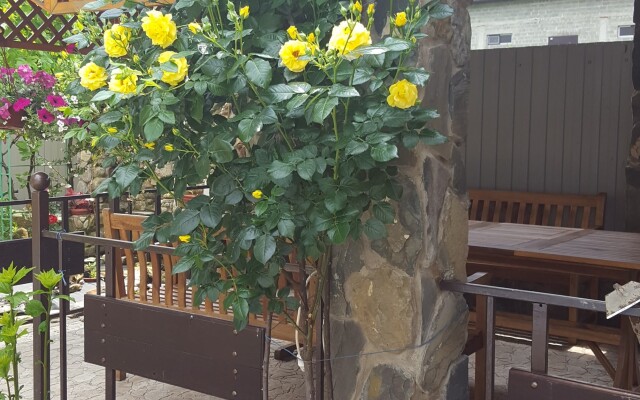 Zamok Na Zemlyanichnoj Guest House