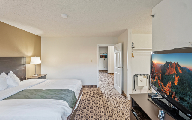 Отель Coratel Plus Suites Wichita West Airport