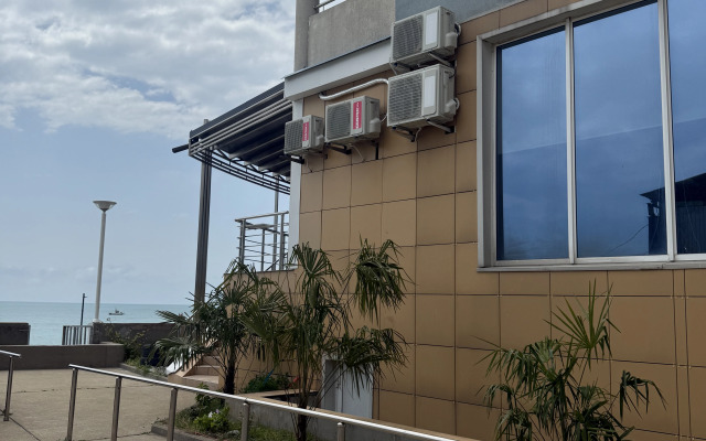 VIP Krasivye Glazki Flat