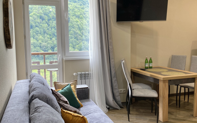 S Balkonom U Podnozhiya Khrebta Aibga Apartments