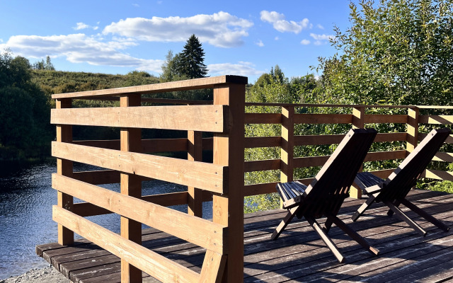 Частный дом у реки