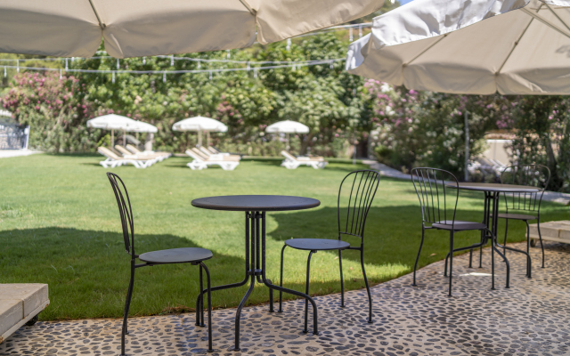 Alesta Yacht Hotel