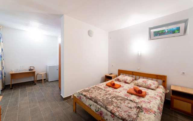 Yuzhny Guest House
