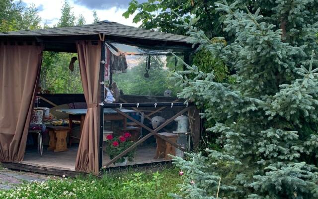 Частный дом в городе Петрозаводске с красивым уединённым участком и баней