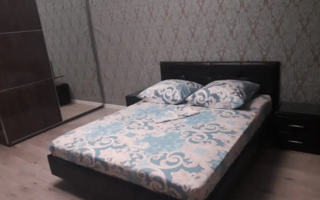 Iz tryokh komnat Flat