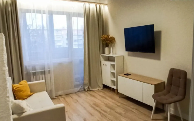 Sovremennaya kvartira v tikhom zelenom dvore Flat