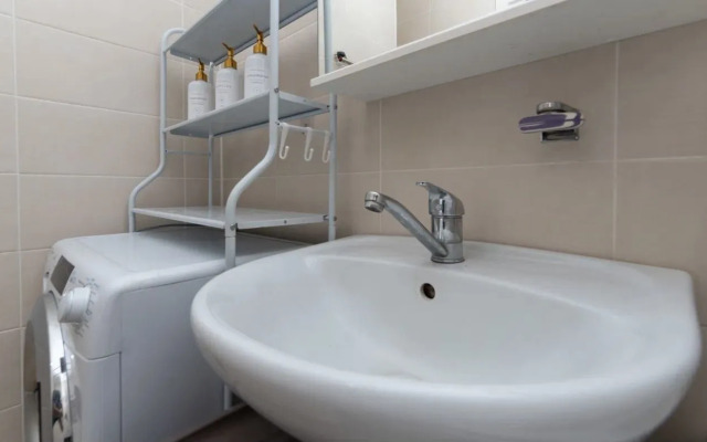 Na Ulitse Petukhova 162 Flat
