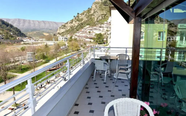 Отель White City