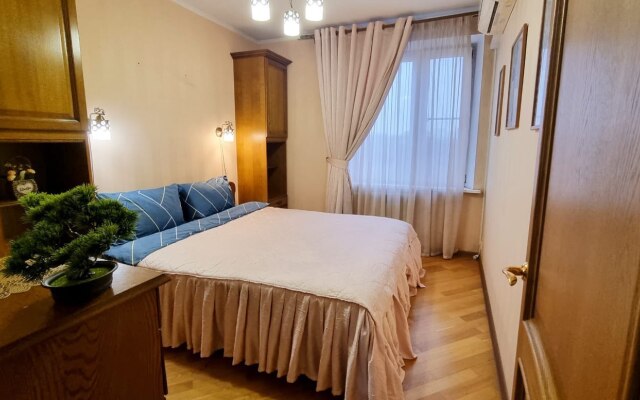 U Metro Nagornaya 2 room prostornye Apartments