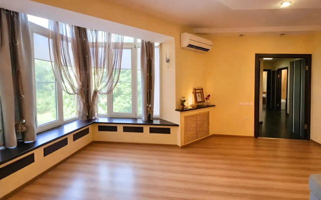 Квартира Трехкомнатная в центре Ромашки