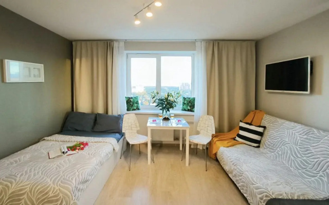 Prostornaya Studiya U Metro Devyatkino Apartament