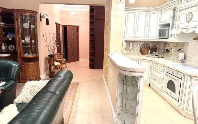 Ryadom S Chashey Flat