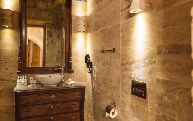 Solo Cave Suites Hotel