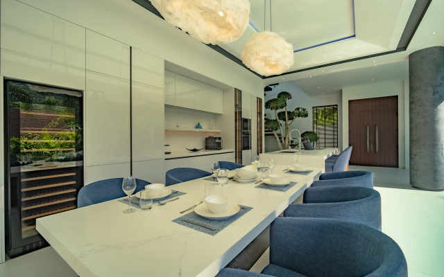 Luxury Infinity Pool Villa in Nai Harn Villa